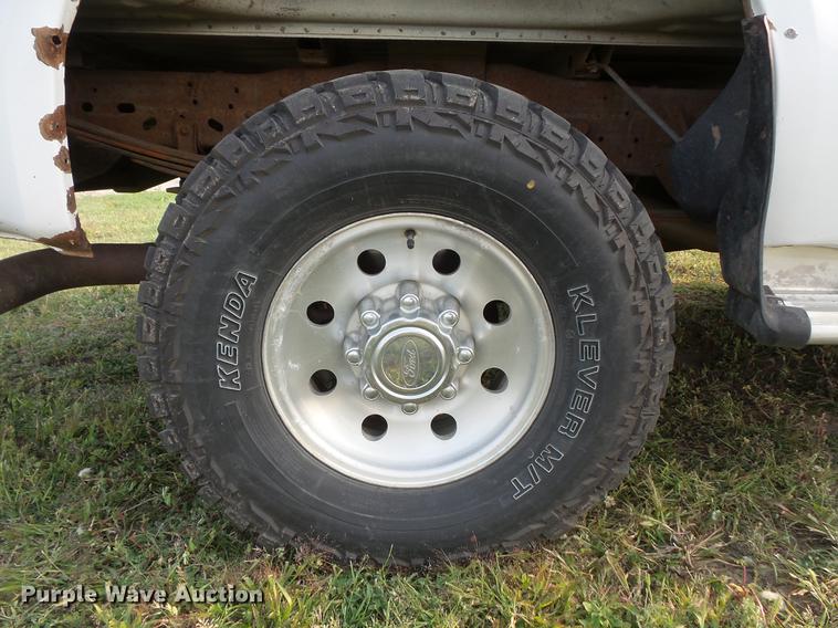 image for item FT9796 2000 Ford F350 Super Duty Crew Cab pickup truck