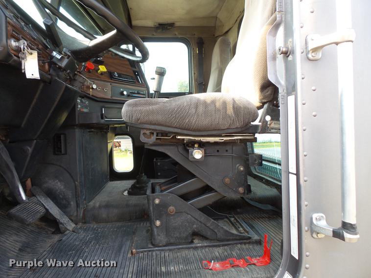 image for item FT9798 1990 Freightliner FLD120 semi truck