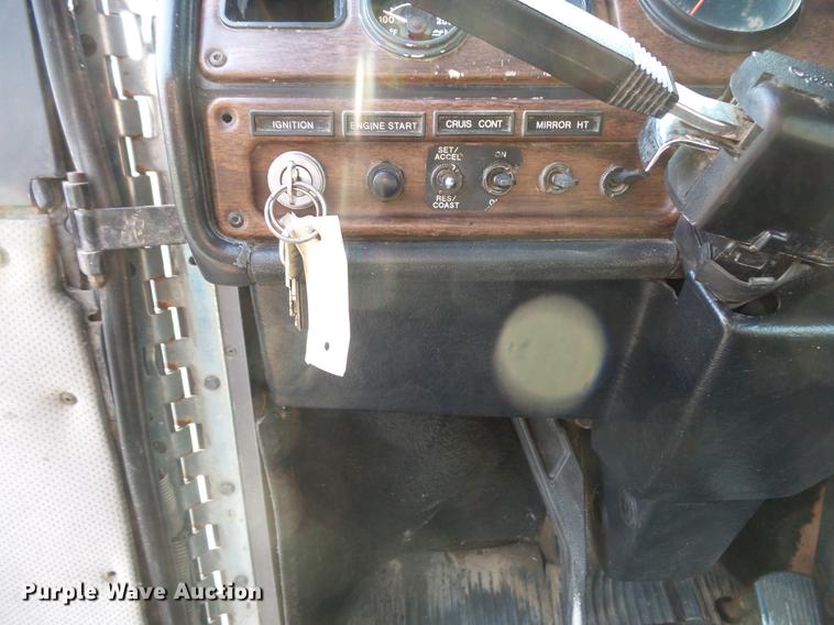 image for item FT9798 1990 Freightliner FLD120 semi truck