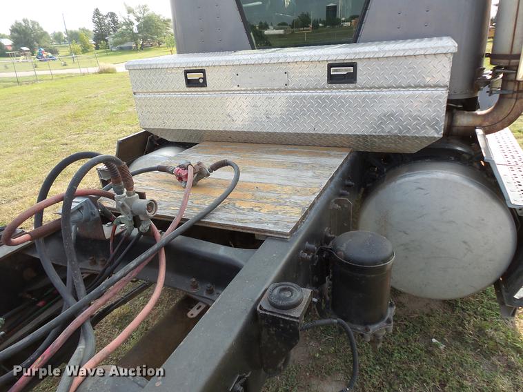 image for item FT9798 1990 Freightliner FLD120 semi truck