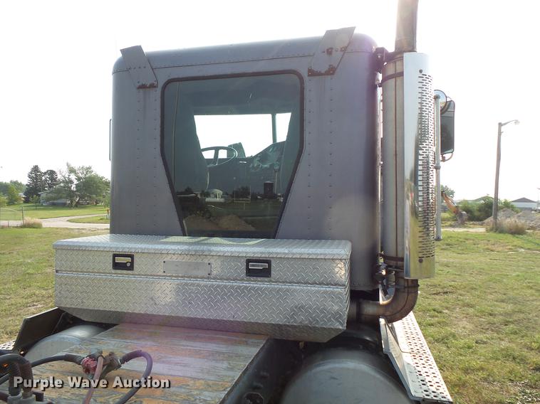 image for item FT9798 1990 Freightliner FLD120 semi truck