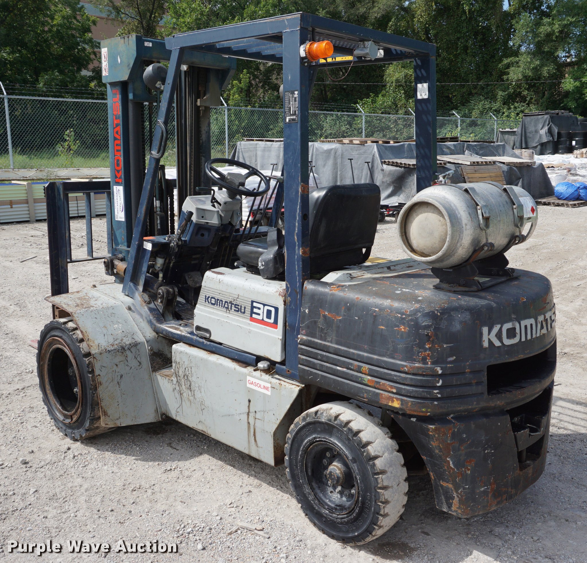 Komatsu 30 forklift in Kansas City, KS Item DD6472 sold Purple Wave