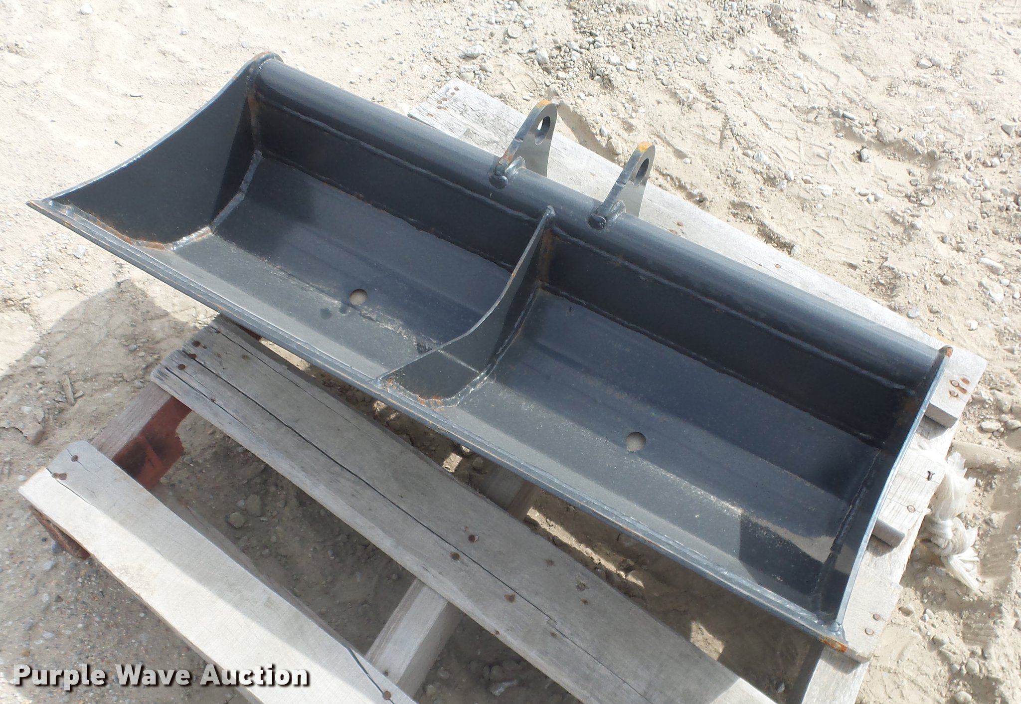 Bobcat grading bucket in Wichita, KS Item ES9453 sold Purple Wave