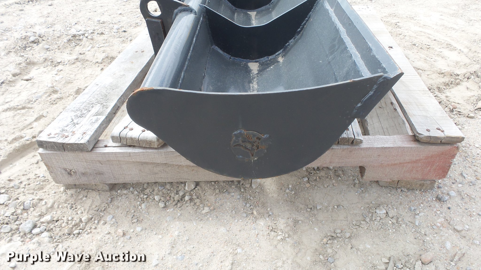 Bobcat grading bucket in Wichita, KS Item ES9453 sold Purple Wave