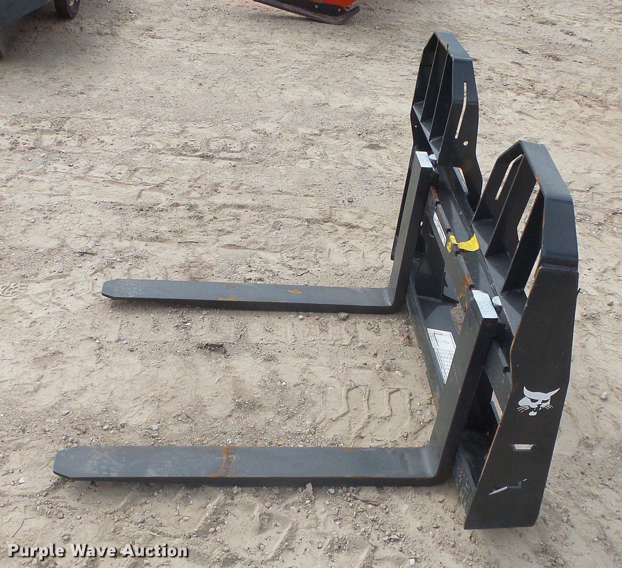 Bobcat pallet forks in Wichita, KS Item ES9461 sold Purple Wave