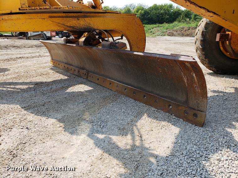 image for item BW9199 1992 John Deere 670B motor grader