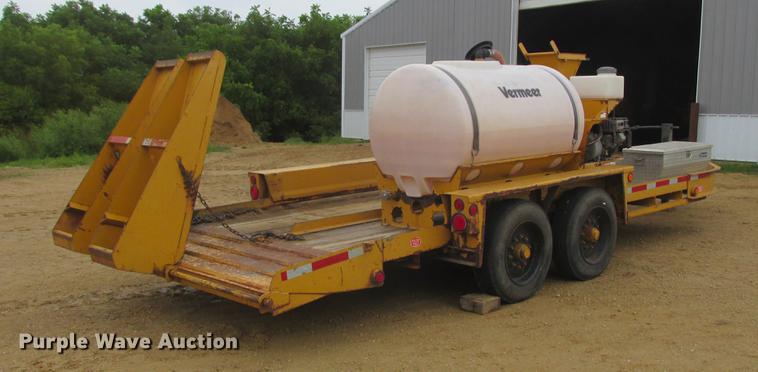 image for item DA8266 2001 Vermeer ST300 mud mixer and Belshe trailer