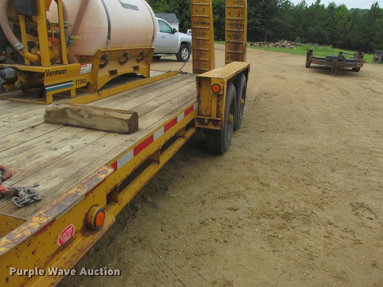 image for item DA8266 2001 Vermeer ST300 mud mixer and Belshe trailer