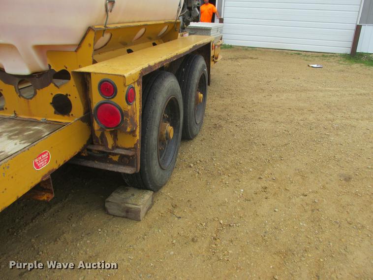image for item DA8266 2001 Vermeer ST300 mud mixer and Belshe trailer