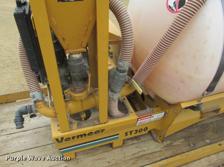 image for item DA8266 2001 Vermeer ST300 mud mixer and Belshe trailer
