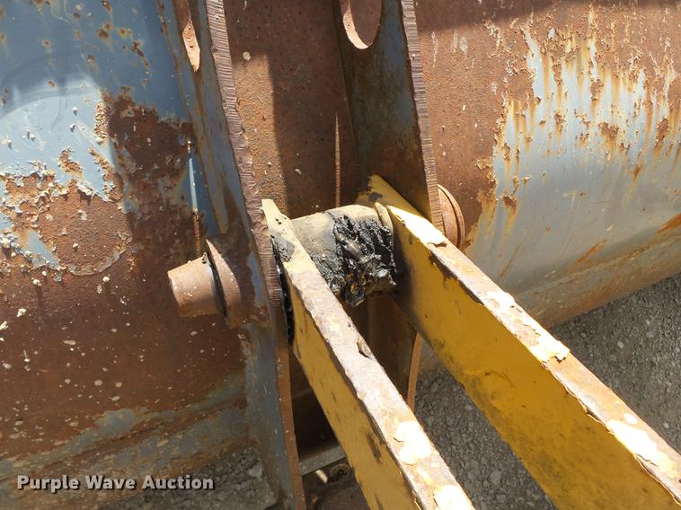 image for item DB7048 1999 New Holland 675E backhoe