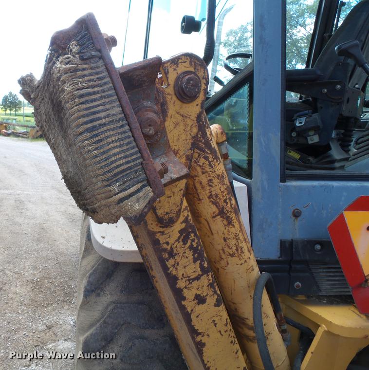 image for item DB7048 1999 New Holland 675E backhoe