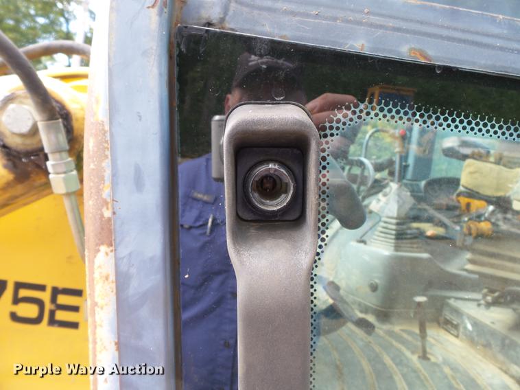 image for item DB7048 1999 New Holland 675E backhoe