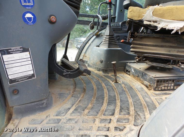 image for item DB7048 1999 New Holland 675E backhoe