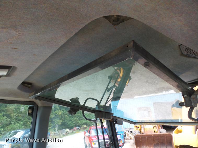 image for item DB7048 1999 New Holland 675E backhoe