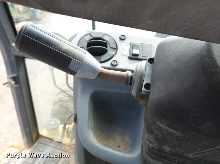 image for item DB7048 1999 New Holland 675E backhoe