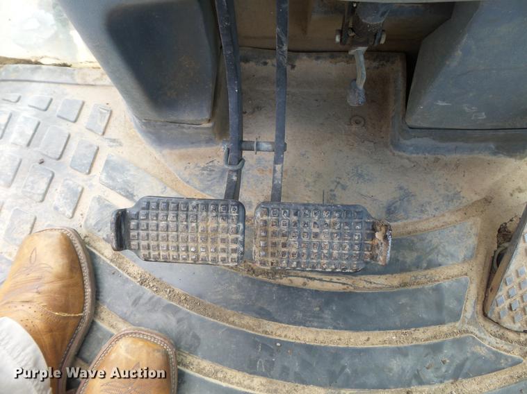 image for item DB7048 1999 New Holland 675E backhoe