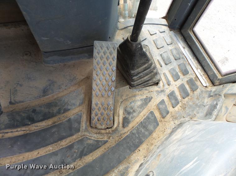 image for item DB7048 1999 New Holland 675E backhoe