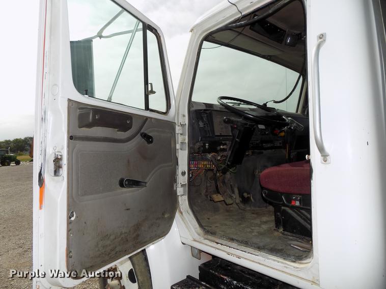 image for item DB8619 1999 International 4900 dump truck