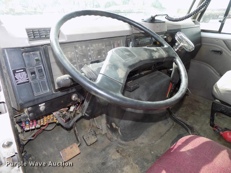 image for item DB8619 1999 International 4900 dump truck