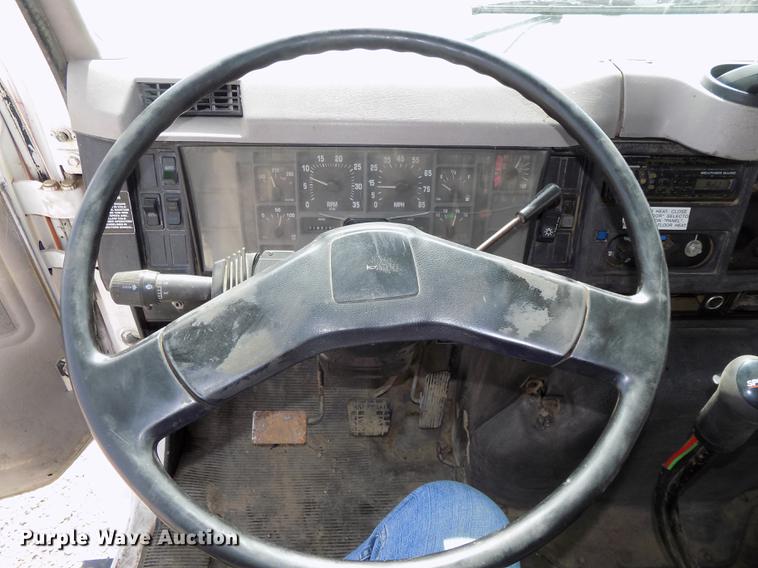 image for item DB8619 1999 International 4900 dump truck