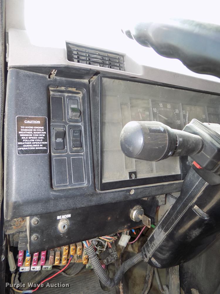 image for item DB8619 1999 International 4900 dump truck