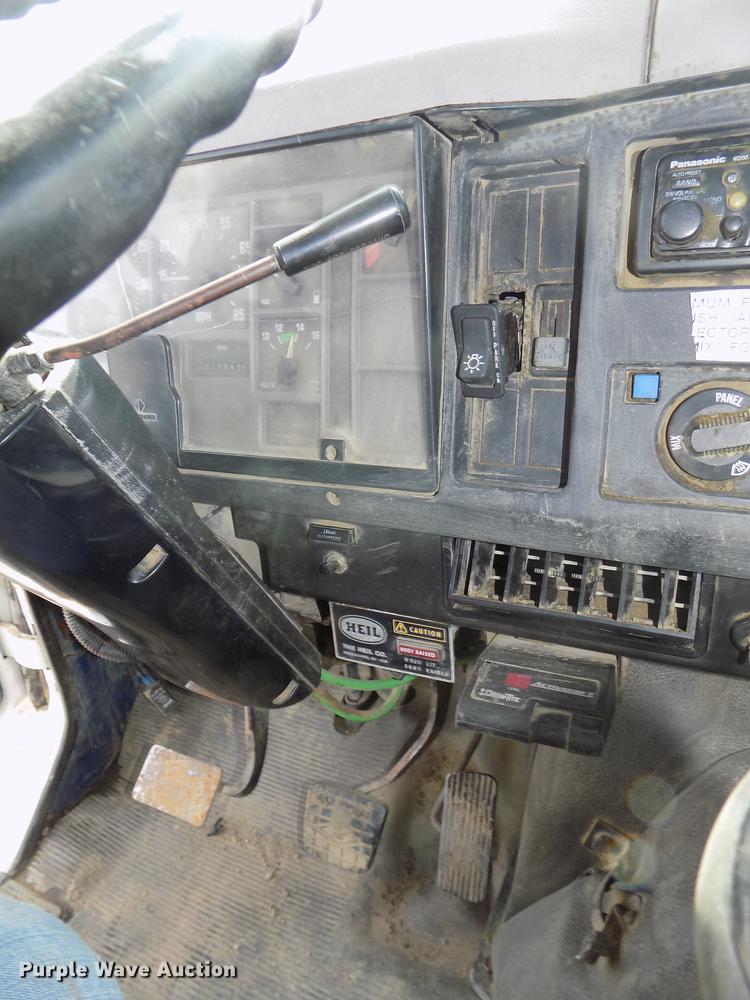 image for item DB8619 1999 International 4900 dump truck