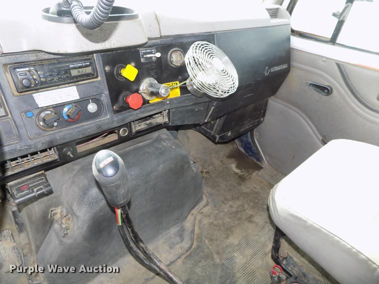 image for item DB8619 1999 International 4900 dump truck