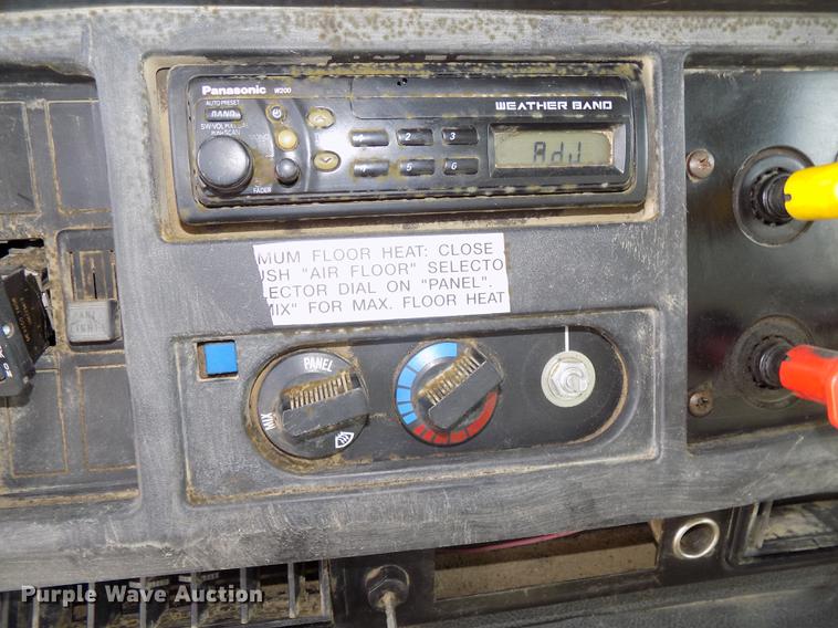 image for item DB8619 1999 International 4900 dump truck