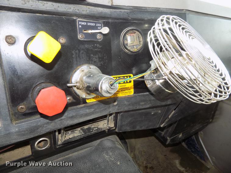 image for item DB8619 1999 International 4900 dump truck