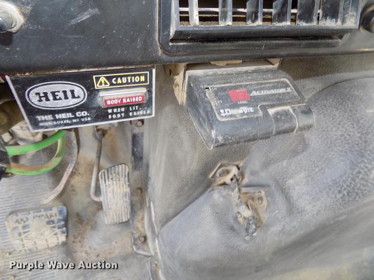 image for item DB8619 1999 International 4900 dump truck