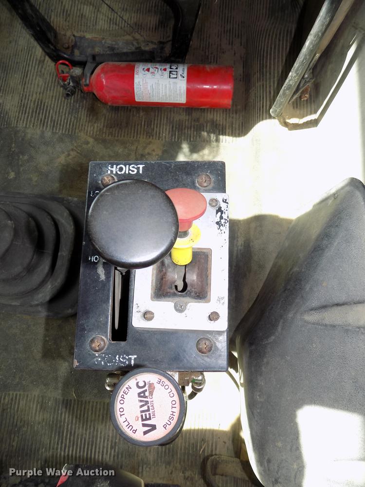 image for item DB8619 1999 International 4900 dump truck