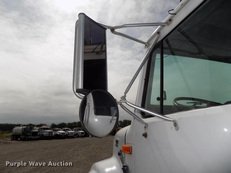 image for item DB8619 1999 International 4900 dump truck