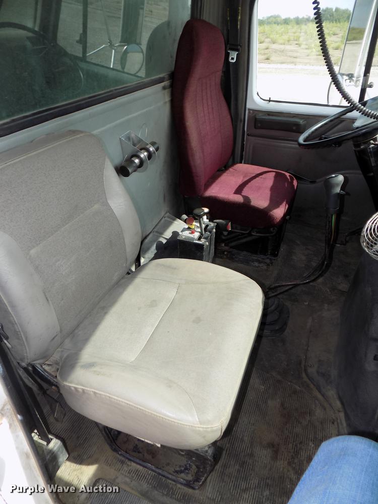 image for item DB8619 1999 International 4900 dump truck