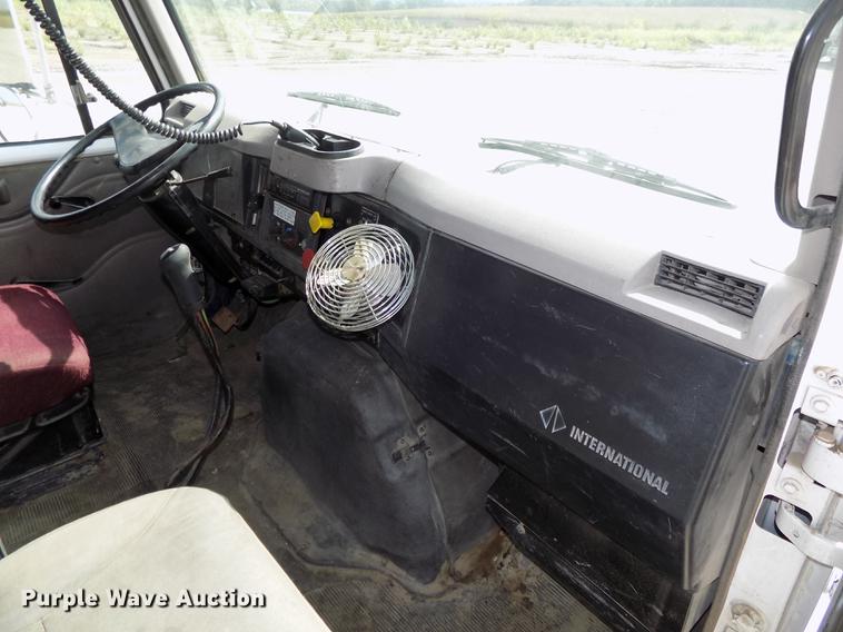 image for item DB8619 1999 International 4900 dump truck