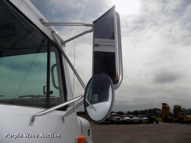 image for item DB8619 1999 International 4900 dump truck