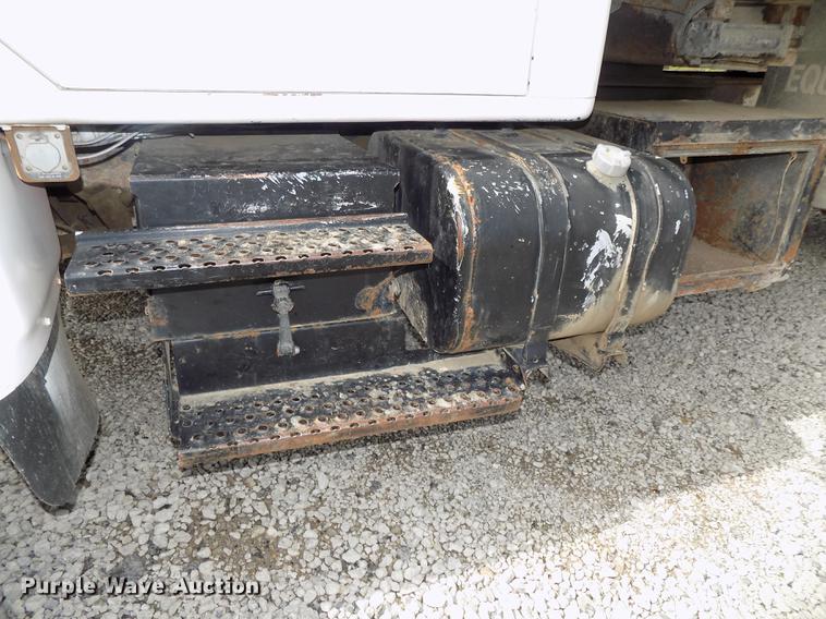 image for item DB8619 1999 International 4900 dump truck