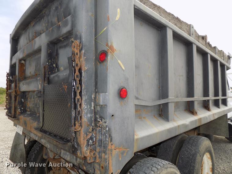 image for item DB8619 1999 International 4900 dump truck