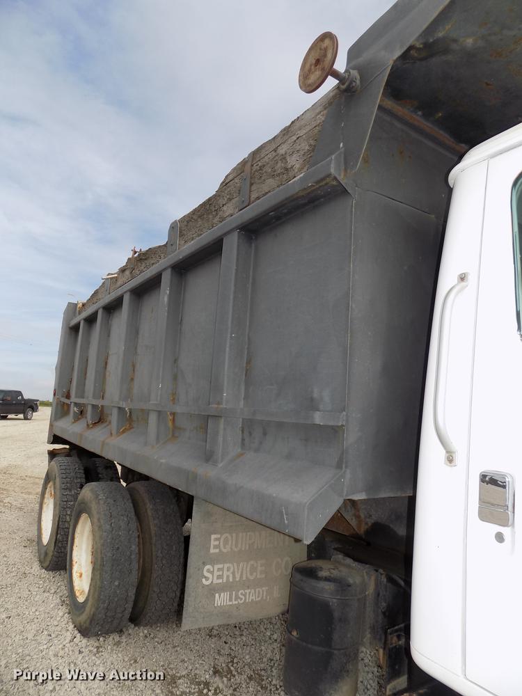 image for item DB8619 1999 International 4900 dump truck