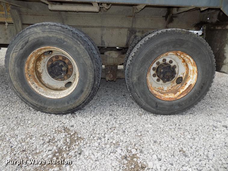 image for item DB8619 1999 International 4900 dump truck