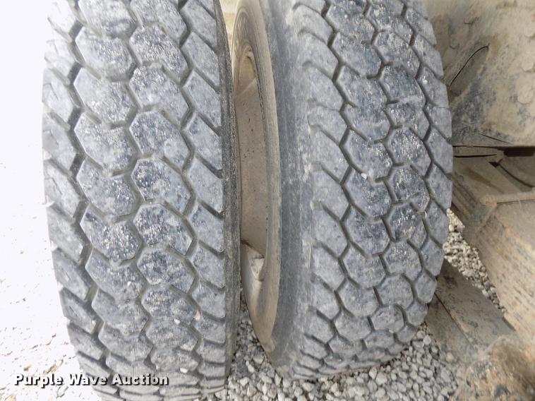 image for item DB8619 1999 International 4900 dump truck