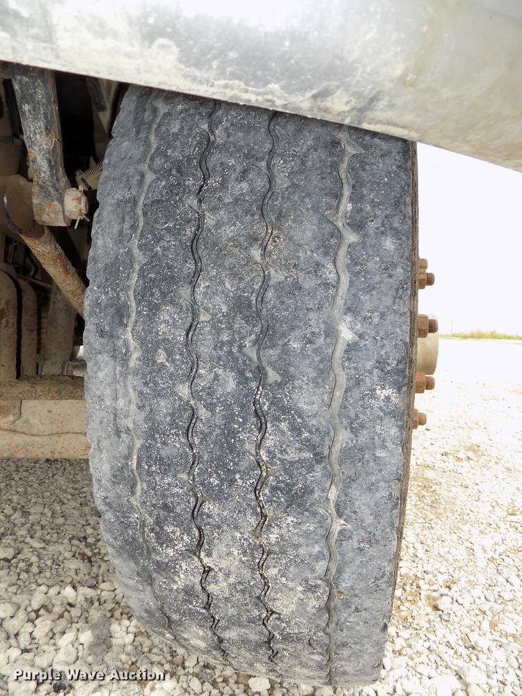 image for item DB8619 1999 International 4900 dump truck