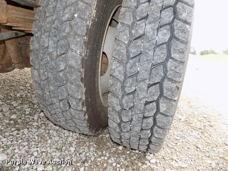 image for item DB8620 2003 Ford F550 Super Duty service truck with crane