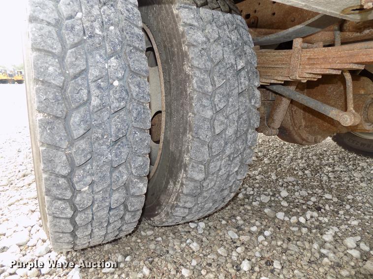 image for item DB8620 2003 Ford F550 Super Duty service truck with crane