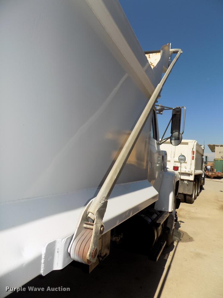 image for item DB8638 1991 Ford LT8000 dump truck