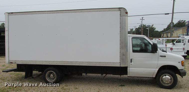 image for item DB9312 2002 Ford Econoline E350 Super Duty service and lube box truck