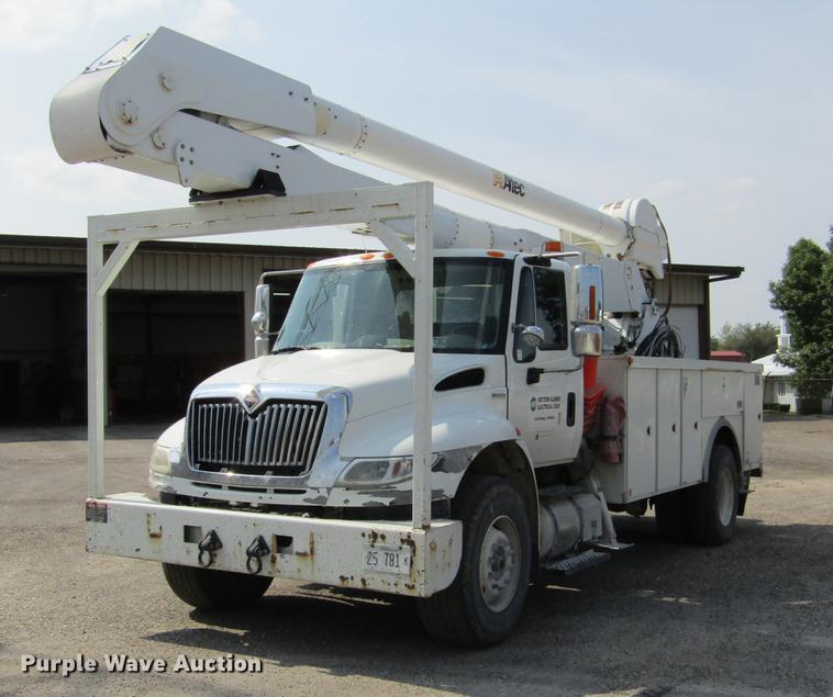 image for item DD2673 2009 International DuraStar 4400 bucket truck