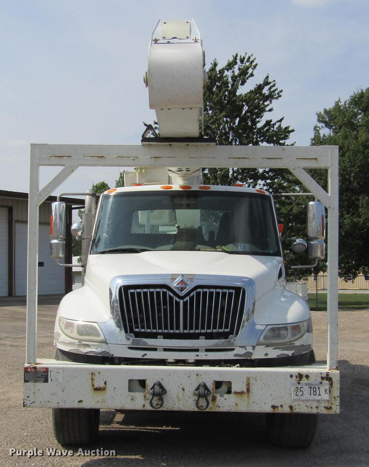image for item DD2673 2009 International DuraStar 4400 bucket truck