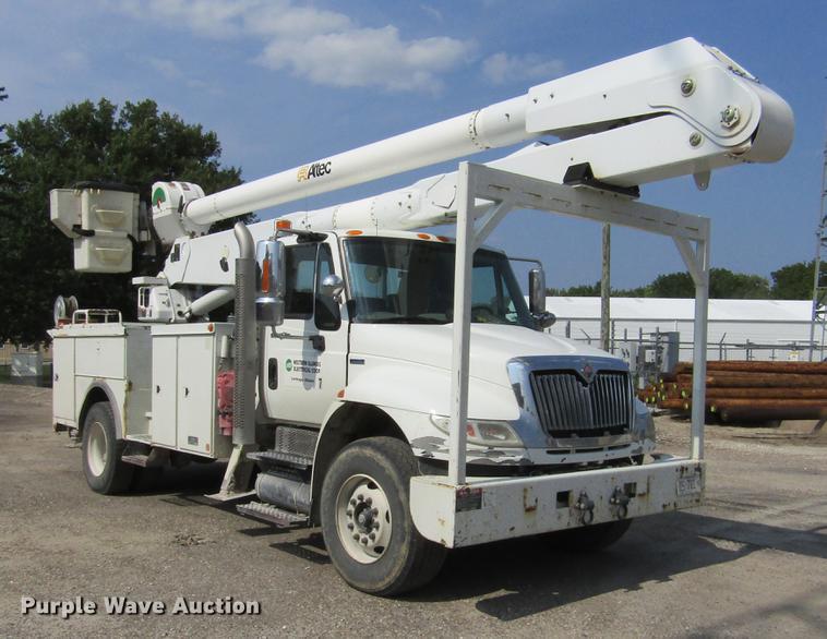 image for item DD2673 2009 International DuraStar 4400 bucket truck