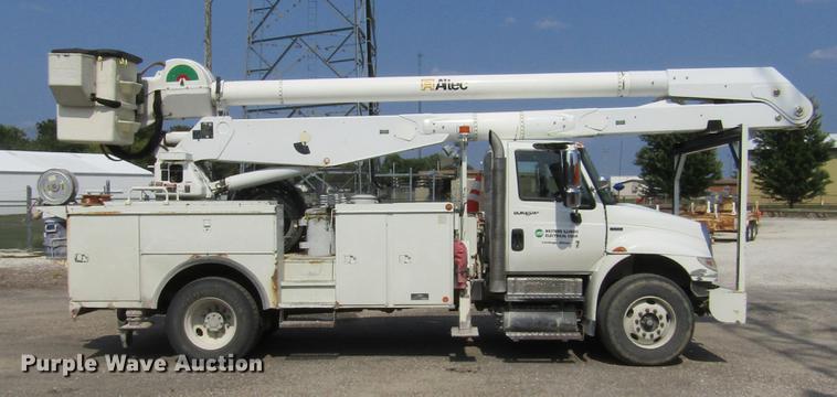 image for item DD2673 2009 International DuraStar 4400 bucket truck